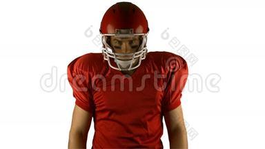 红色严肃的美国足球运动员摆姿势